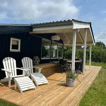 With Wild Garden Near The Sea Ferienhaus